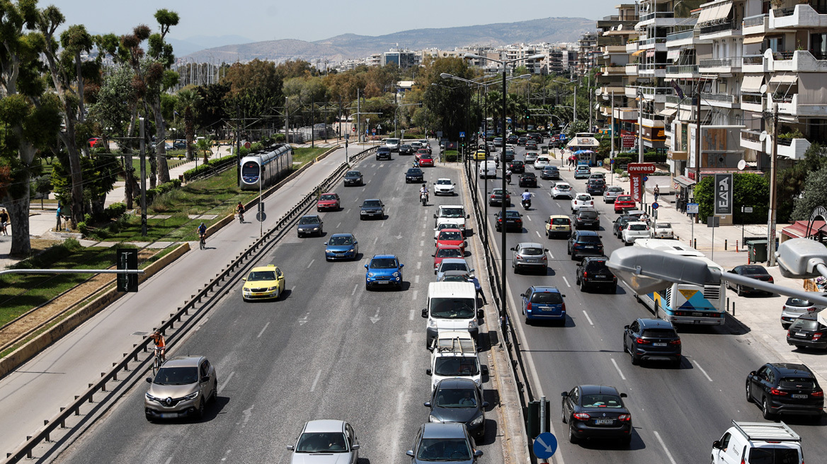 Κίνηση στους δρόμους: Σημειωτόν στην Ποσειδώνος λόγω τροχαίου στο ρεύμα προς Γλυφάδα, ουρά χιλιομέτρων και στον Κηφισό - Live εικόνα