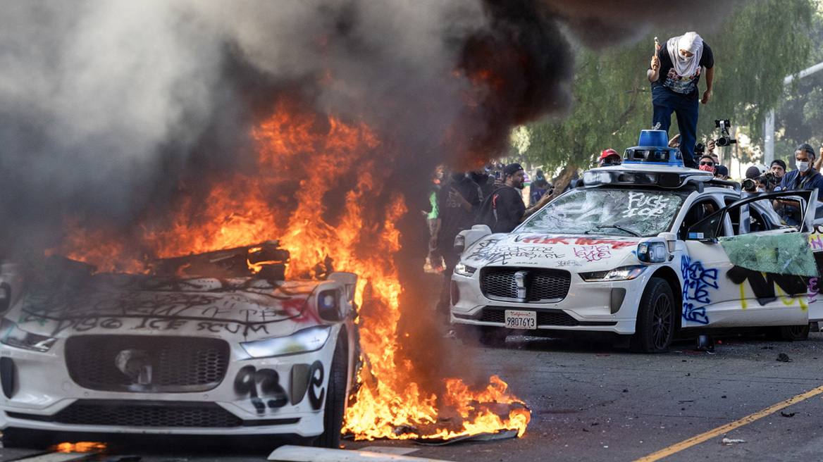 Ανάλυση των New York Times: «Η μάχη που περίμενε» ο Τραμπ - Πώς πυροδοτεί την κρίση στο Λος Άντζελες, ενισχύοντας το ηγετικό του προφίλ