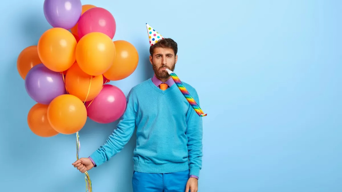 Σας πιάνει μελαγχολία στα γενέθλια σας; 4 tips για να καταπολεμήσετε το άγχος που προκαλεί το επιπλέον κεράκι
