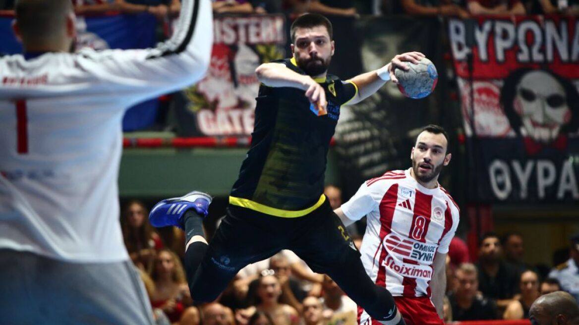Χάντμπολ: Η ΑΕΚ κέρδισε 30-27 στην έδρα του Ολυμπιακού και ο τίτλος θα κριθεί σε 5ο ματς - Δείτε βίντεο