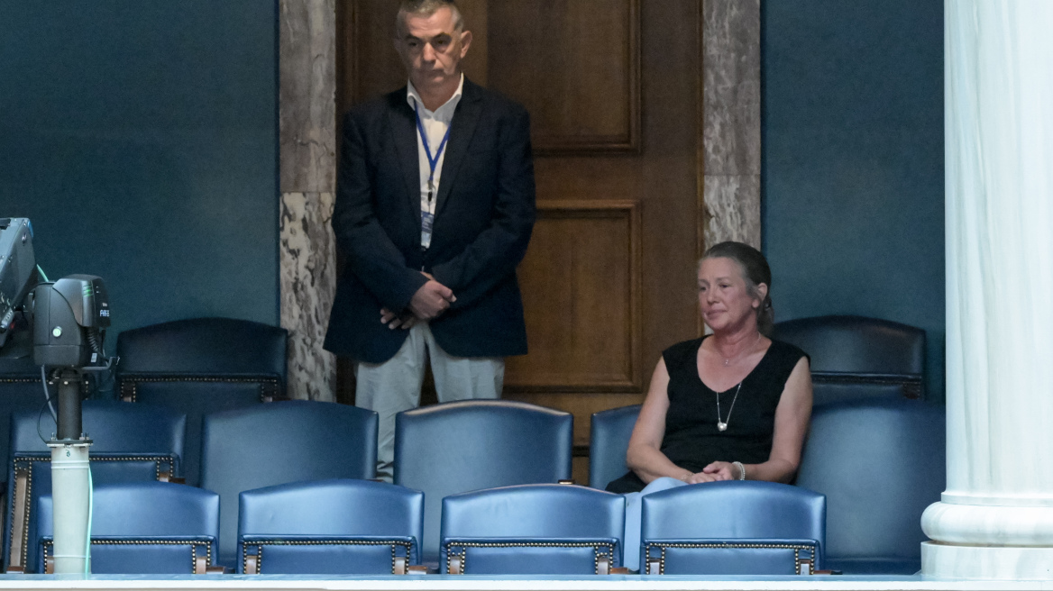 Στα θεωρεία η μητέρα του Ιάσωνα που έχασε τη ζωή έξω από την Βουλή: Αντιπαράθεση Κωνσταντοπούλου - Πλεύρη