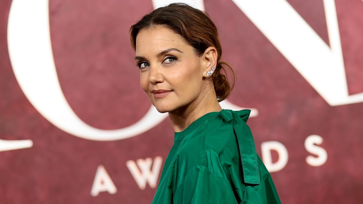 Tony Awards 2025: Η Κέιτι Χολμς φόρεσε τον πιο παράξενα σαγηνευτικό χρωματικό συνδυασμό του φετινού καλοκαιριού
