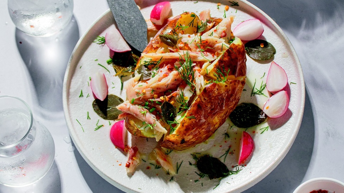 Ανοιχτή οφτή πατάτα με καπνιστή πέστροφα