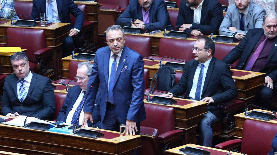 Τα πάνω - κάτω στη Βουλή μετά την έκπτωση των τριών «Σπαρτιατών» - Ερωτήματα για το πώς θα διαμορφώνονται οι πλειοψηφίες 