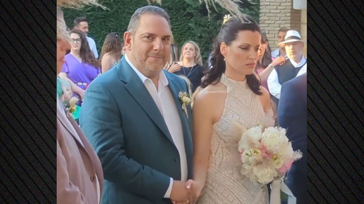 Ο Στέλιος Διονυσίου και η Αγνή Καλουμένου παντρεύτηκαν και βάφτισαν τις δίδυμες κόρες τους
