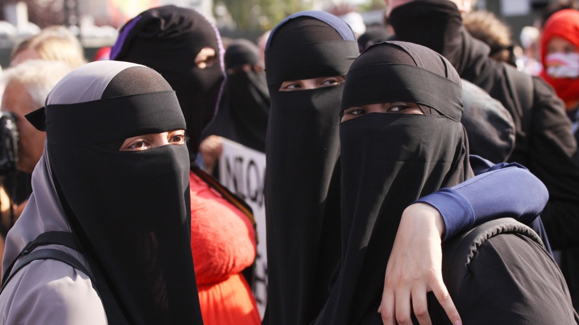 Συρία: Καλεί τις γυναίκες να φορούν «φαρδιά και σεμνά» ρούχα και μπουρκίνι στις παραλίες