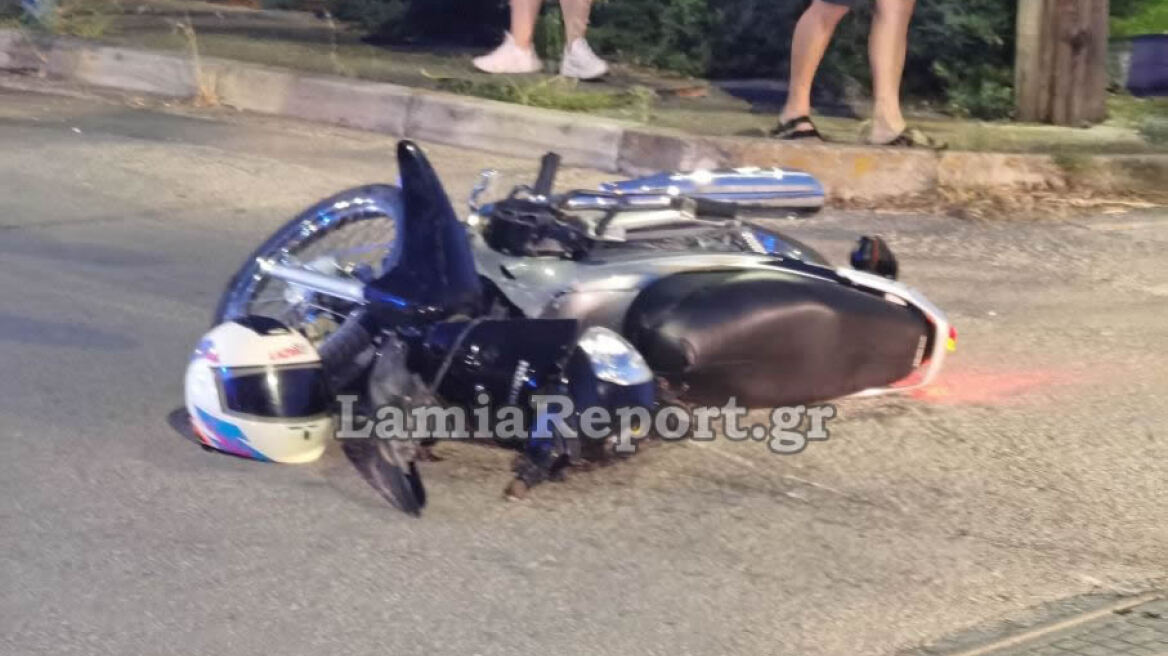 Μηχανάκι «καρφώθηκε» σε SUV στη Λαμία, διασωληνώθηκε 16χρονος - Δείτε βίντεο και φωτογραφίες