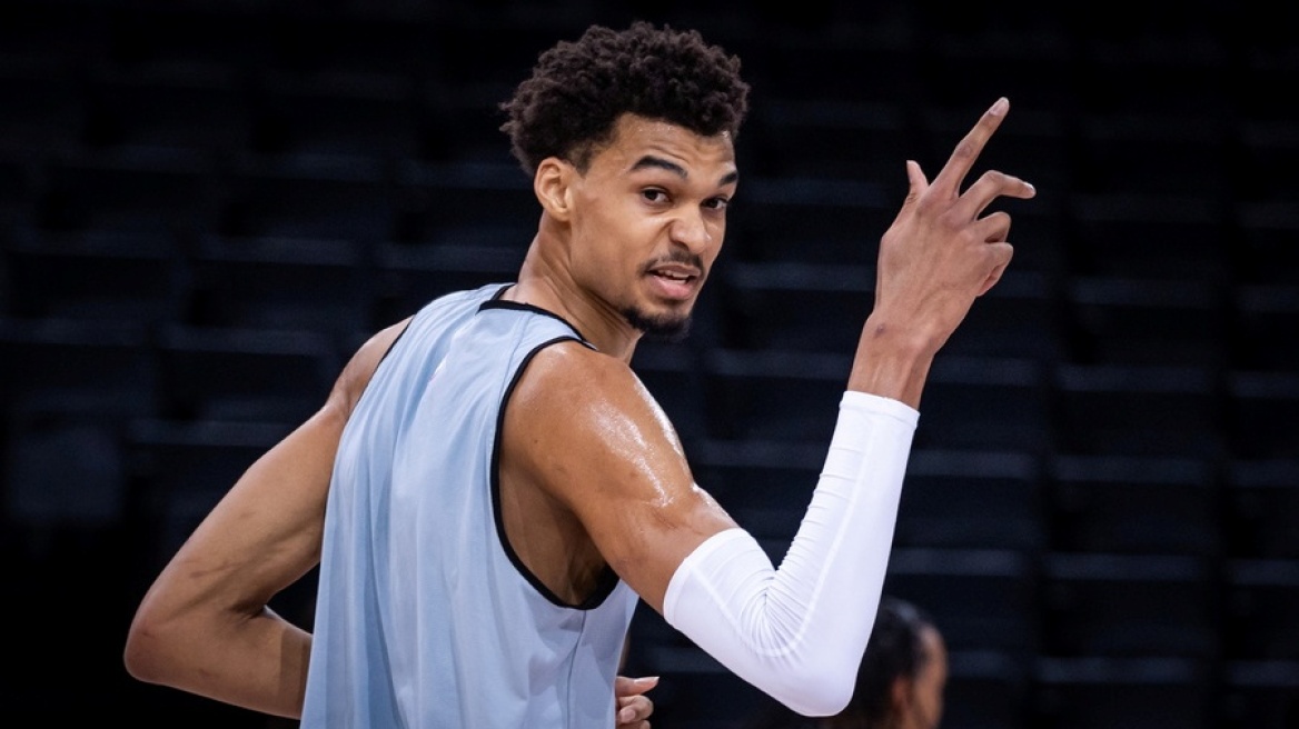 Ο Γουεμπανιάμα σε μοναστικό ταξίδι στην Κίνα: Ξύρισε το κεφάλι του και μπήκε σε ναό Σαολίν για διαλογισμό
