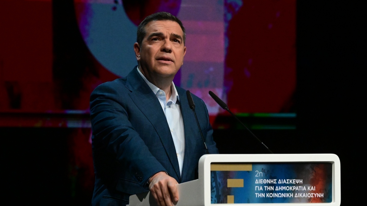 Ο Τσίπρας έκανε το πρώτο βήμα για την επιστροφή του - Η ρητορική για μια «άλλη Ελλάδα» και τα μηνύματα στο γραφείο του
