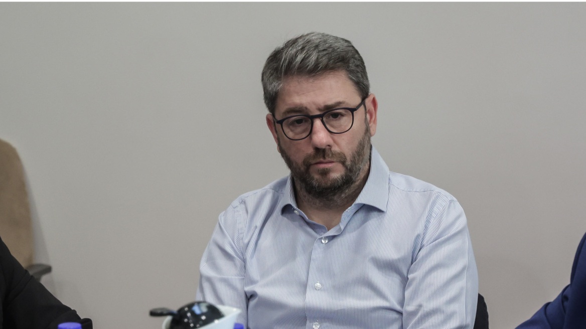 Το ΠΑΣΟΚ «αγχώνεται» από την επανεμφάνιση Τσίπρα - Οι δημοσκοπήσεις το δείχνουν καρφωμένο στην τρίτη θέση