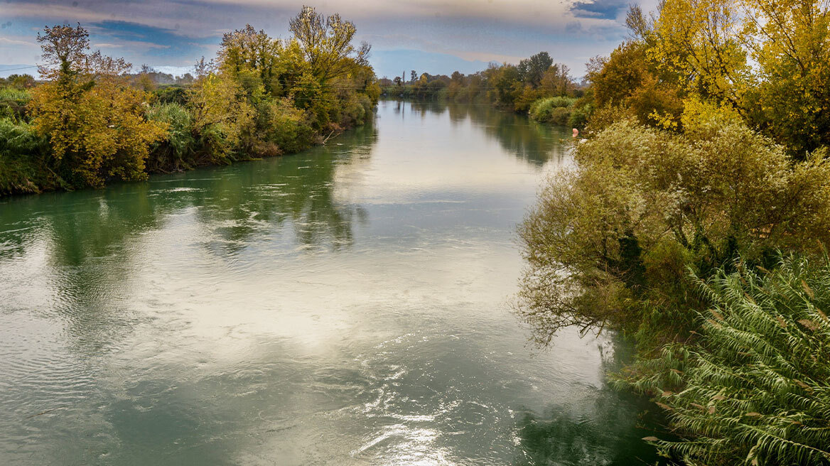 Συγκλονίζει η θυσία του 14χρονου για να σώσει τον φίλο του στον Άραχθο - Βούτηξε για να τον σώσει και χτύπησε