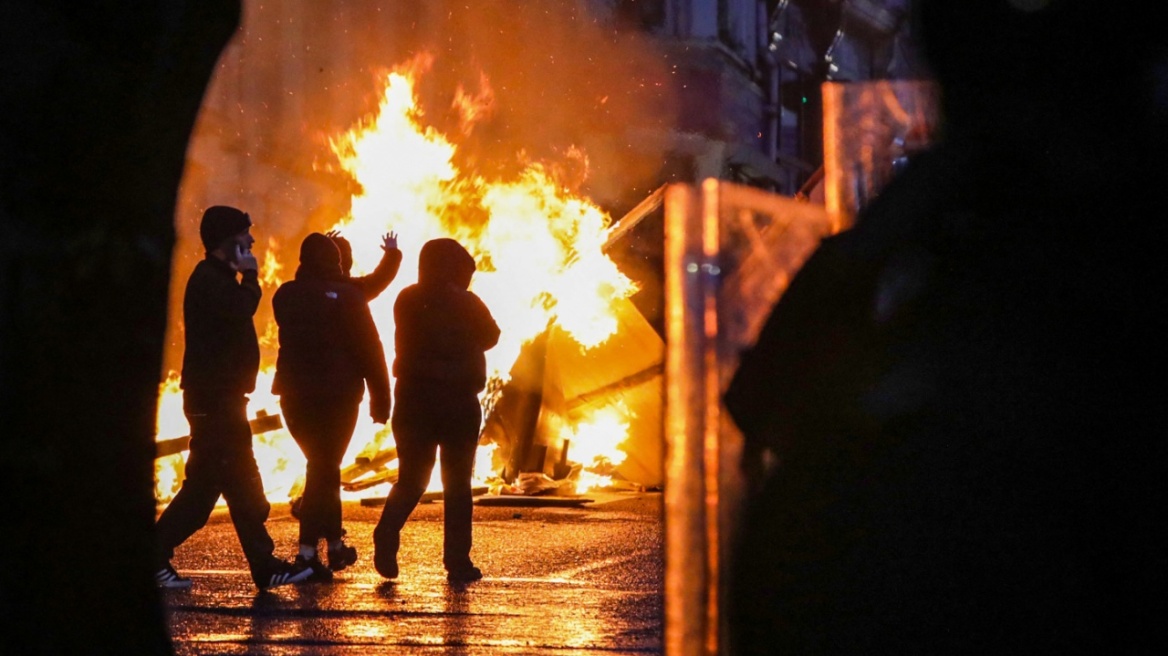 Δεύτερη νύχτα ταραχών στη Βόρεια Ιρλανδία μετά από σεξουαλική επίθεση σε έφηβη - Δείτε βίντεο