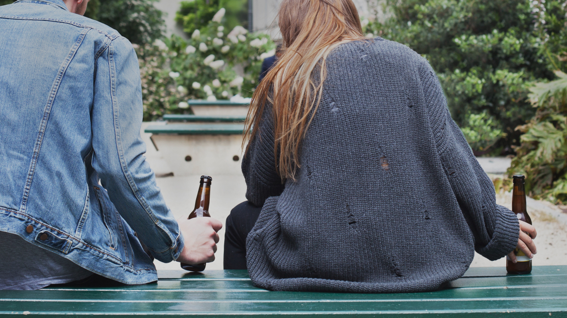 Ανήλικοι βρέθηκαν μεθυσμένοι σε πλατεία της Ηλιούπολης - Προσήχθησαν οι γονείς τους
