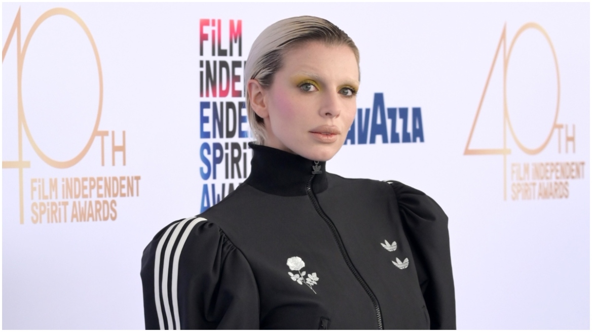 Η Τζούλια Φοξ υποστηρίζει τις διάσημες που μιλούν ανοιχτά για τις αισθητικές επεμβάσεις: «Οι γυναίκες θέτουν τον πήχη η μία για την άλλη»