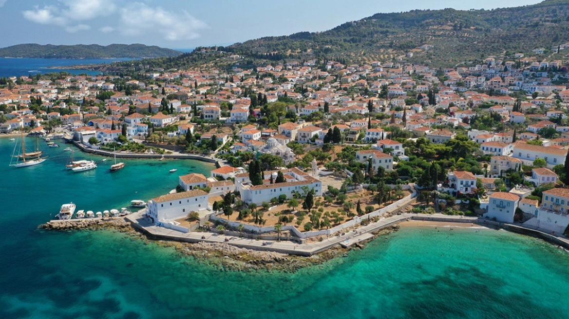 Αντιδράσεις στις Σπέτσες και αίτημα διακοπής για το έργο ηλεκτροφωτισμού  στην περιμετρική: Αλλάζει τη φυσιογνωμία του νησιού