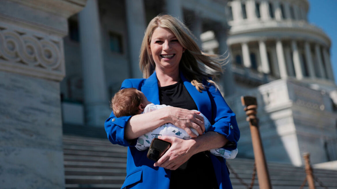 Βουλευτής 84 ετών πήρε αγκαλιά το μωρό γυναίκας συναδέλφου του, ώστε εκείνη να μιλήσει πιο άνετα στο κοινό (βίντεο)
