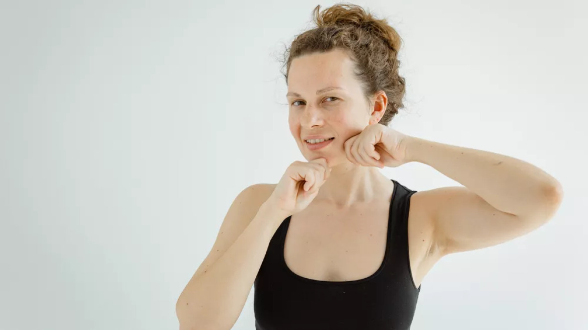Διπλοσάγονο: Η άσκηση face yoga που καταπολεμά το προγούλι – Ξεκινήστε τώρα!
