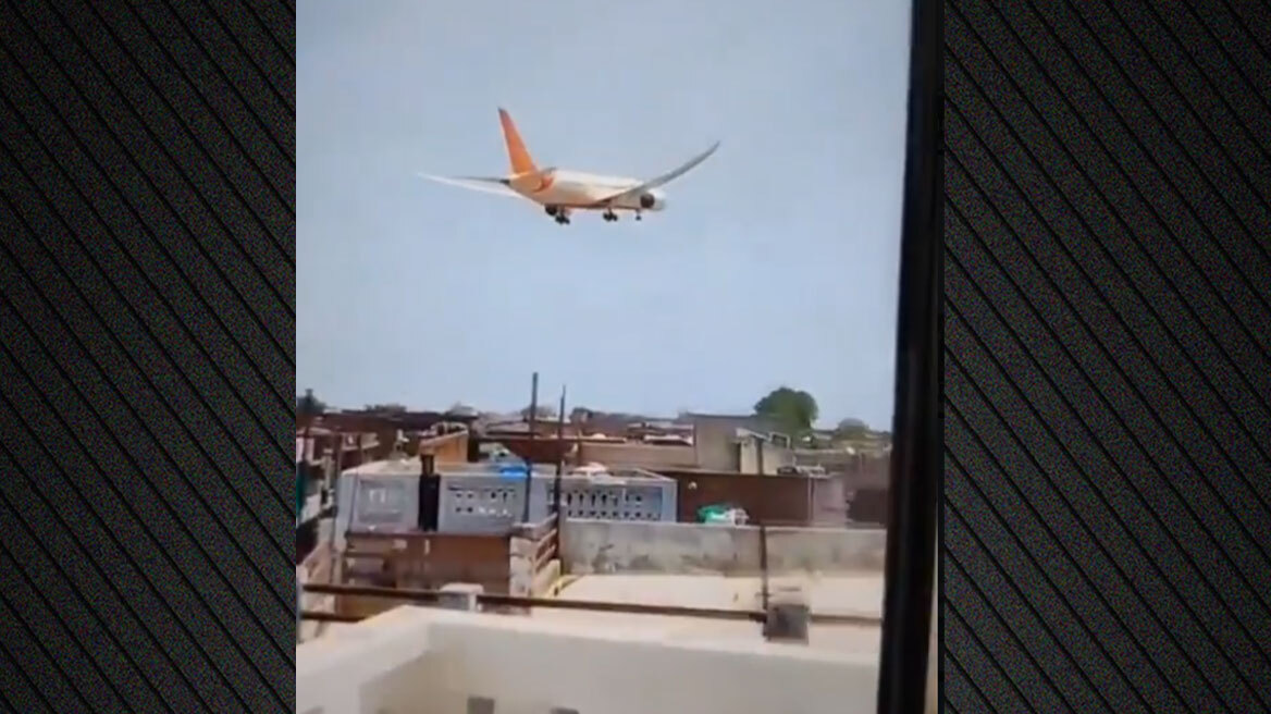 Η στιγμή της συντριβής του αεροσκάφους της Air India με τους 242 επιβαίνοντες στο Αχμενταμπάντ - Δείτε βίντεο