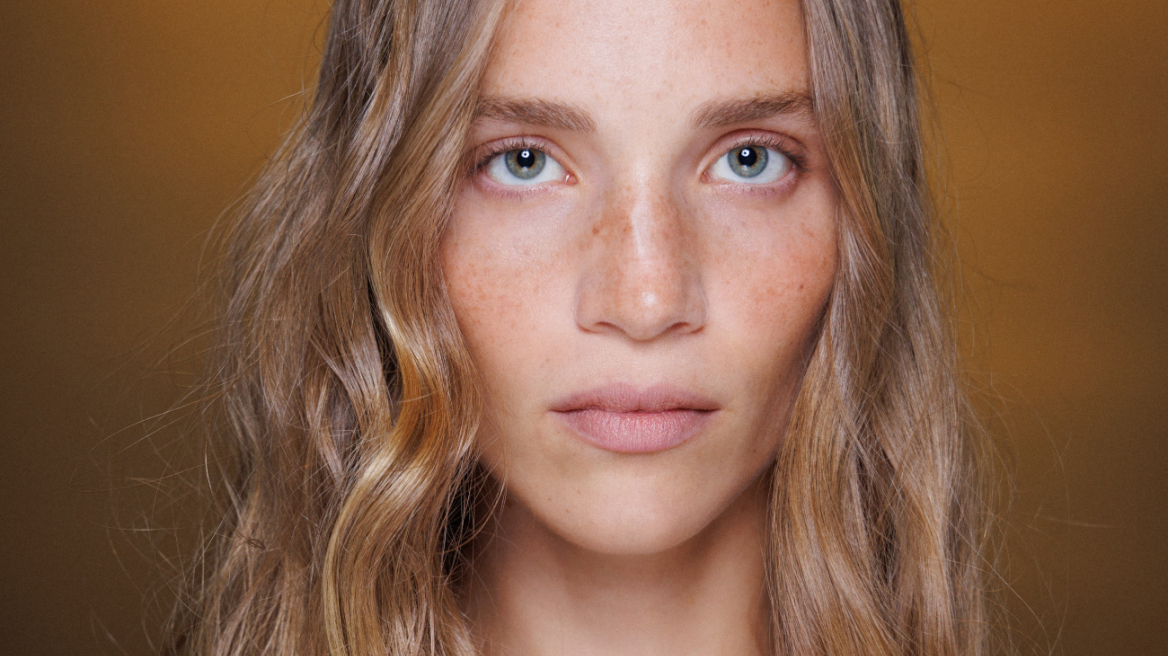 Ενυδατική κρέμα με χρώμα και SPF: Το must-have προϊόν του καθημερινού μακιγιάζ για το καλοκαίρι
