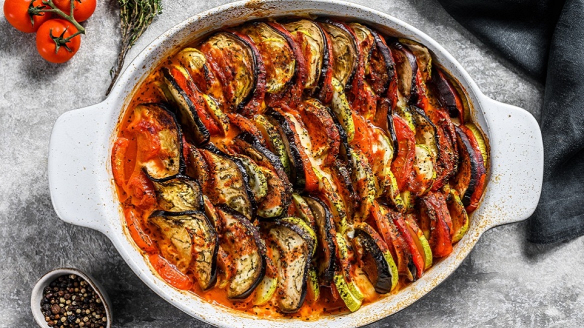 Μουσακάς, μπριάμ και γεμιστά, τα αγαπημένα του καλοκαιριού: Ένα πλήρες μενού για όλο το Σαββατοκύριακο