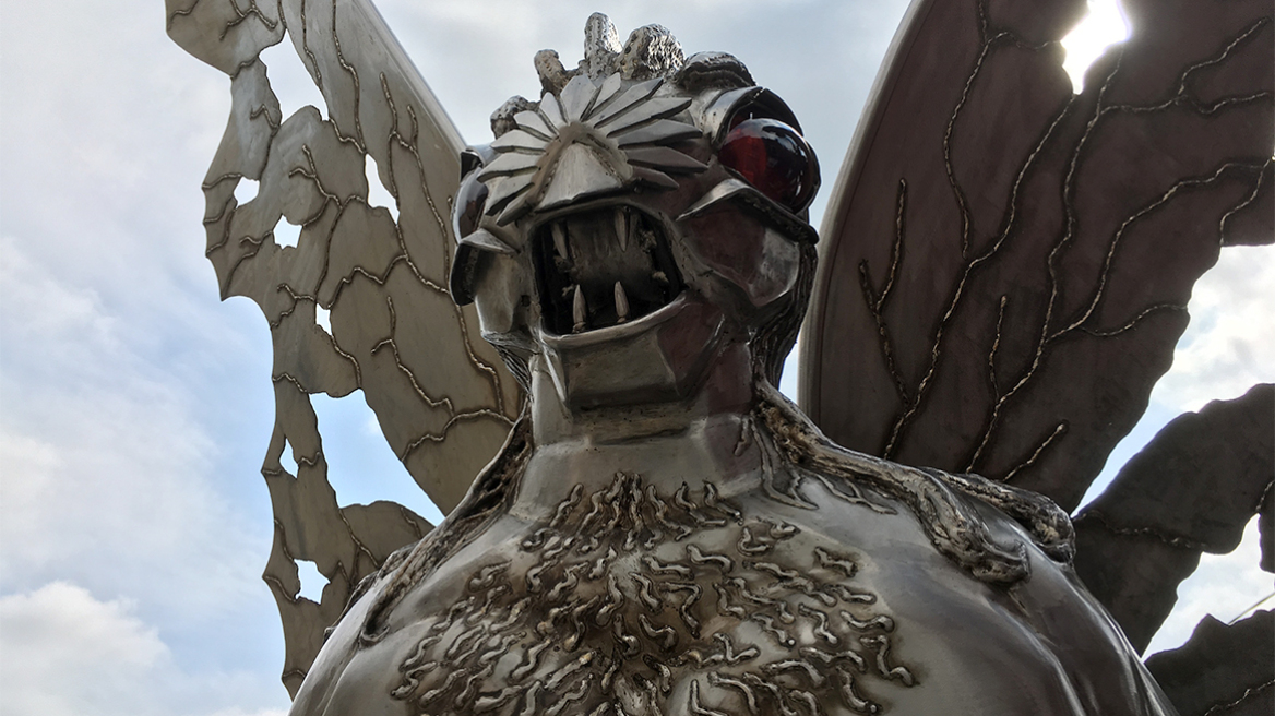 Της έκανε πρόταση γάμου μπροστά από το άγαλμα-τέρας, προάγγελο της καταστροφής