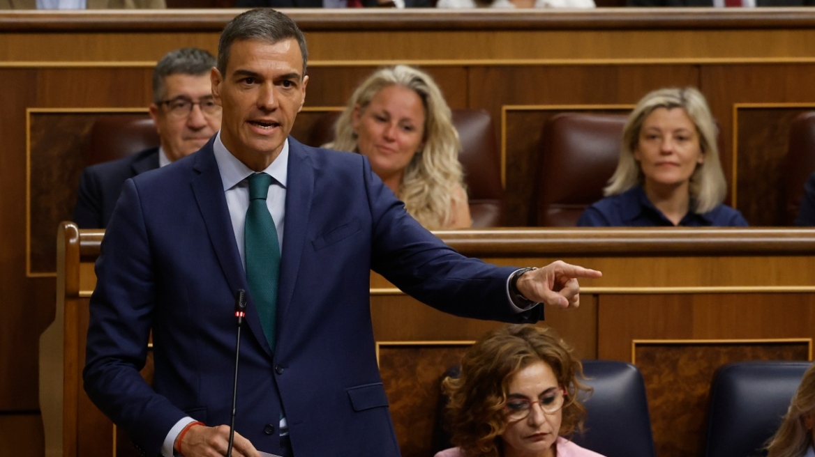 Ισπανία: Δημοσκοπικός «αέρας» στο ακροδεξιό Vox μετά τα σκάνδαλα διαφθοράς της κυβέρνησης του Πέδρο Σάντσεθ