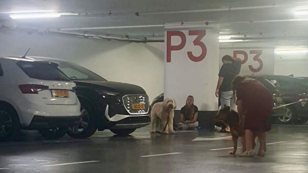 «Εμπιστευόμαστε την κυβέρνηση, ξέρουν τι κάνουν»: Εικόνες από καταφύγιο του Τελ Αβίβ την ώρα της ιρανικής επίθεσης
