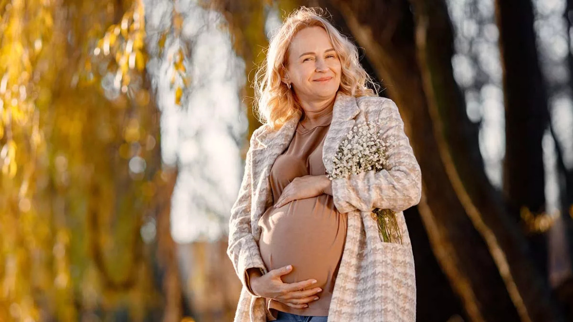 Μητέρα μετά τα 50: Γίνεται; Όλα όσα πρέπει να γνωρίζετε για μια ασφαλή κύηση
