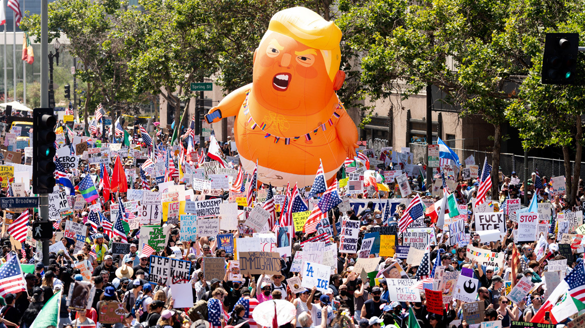 «Όχι βασιλιάδες στις ΗΠΑ», λένε διαδηλωτές, την ημέρα της στρατιωτικής παρέλασης και των γενεθλίων του Τραμπ