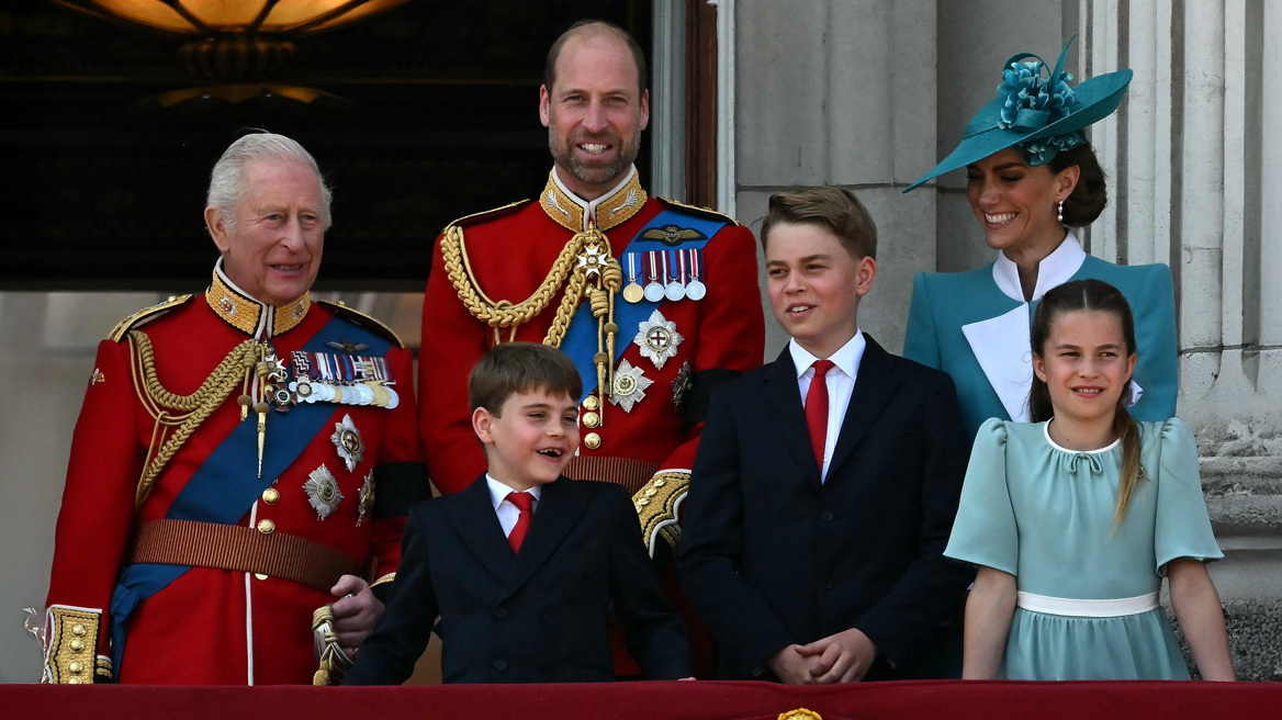 Φόρος τιμής από τον βασιλιά Κάρολο στα θύματα της Air India στη στρατιωτική παρέλαση Trooping the Colour