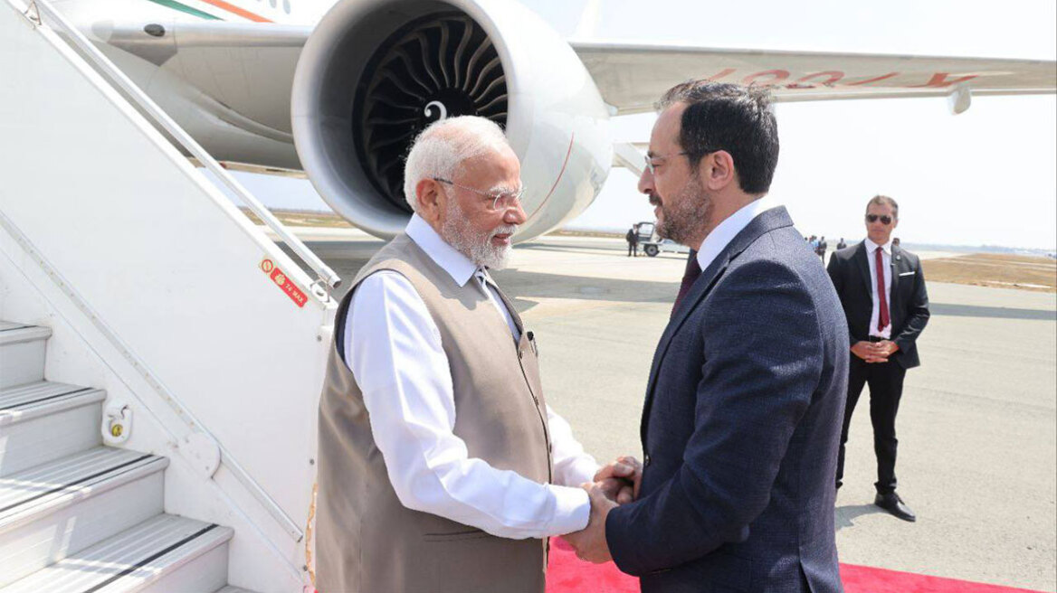 Στην Κύπρο ο Μόντι - Τον υποδέχθηκε στο αεροδρόμιο ο Χριστοδουλίδης: «Ιστορική επίσκεψη, στρατηγική συνεργασία χωρίς όρια»