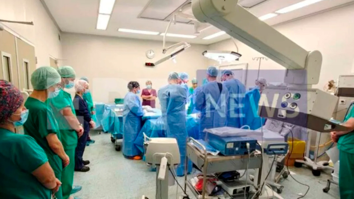 Συγκλονιστική στιγμή στο Πανεπιστημιακό Νοσοκομείο Πάτρας: Οι γιατροί τιμούν τον 14χρονο Σπύρο πριν τη λήψη των οργάνων του