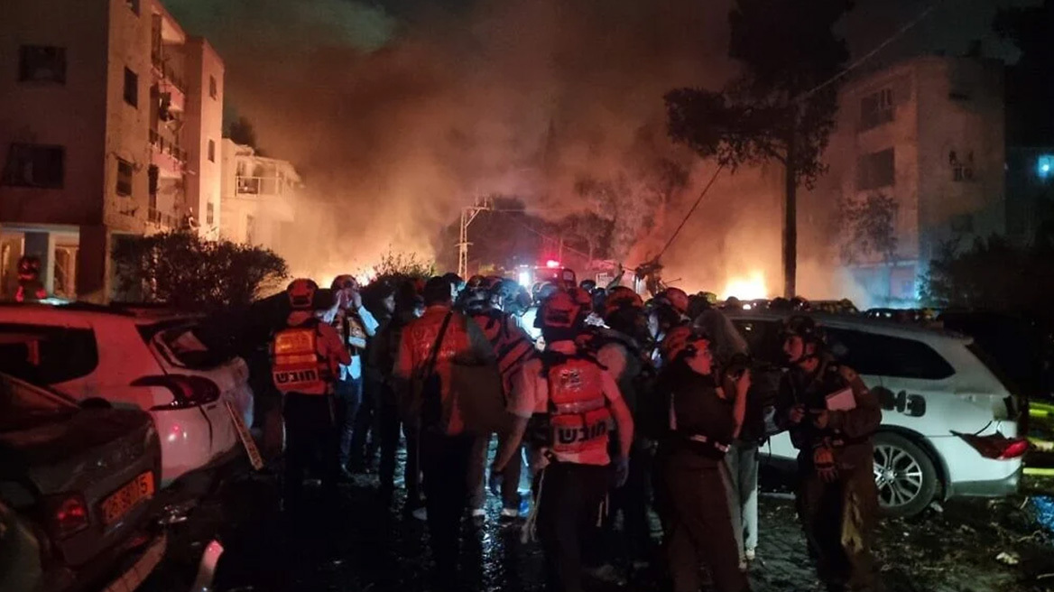 Ομοβροντία πυραύλων του Ιράν χτύπησε το Ισραήλ - Το θάνατο του επικεφαλής των μυστικών υπηρεσιών του Ιράν ανακοίνωσε νωρίτερα ο Νετανιάχου 