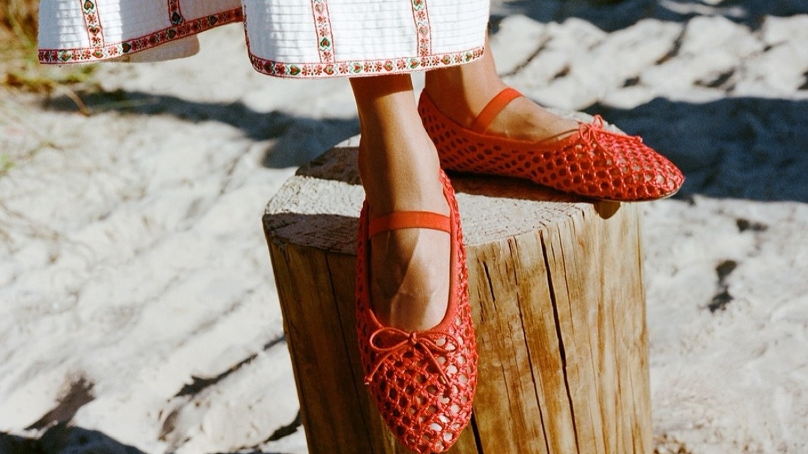 Τα κροσέ φλατ παπούτσια είναι η νέα μεγάλη τάση της σεζόν
