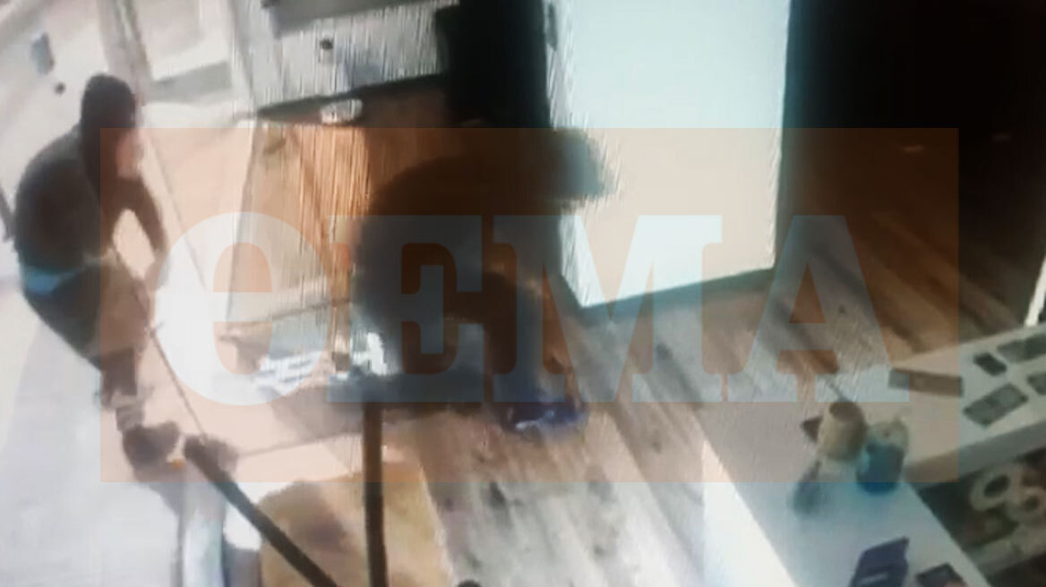 Συμμορία έσπαγε προσόψεις καταστημάτων στη  βορειοανατολική Αττική και «άδειαζε» τα ταμεία - Βίντεο από τη δράση τους