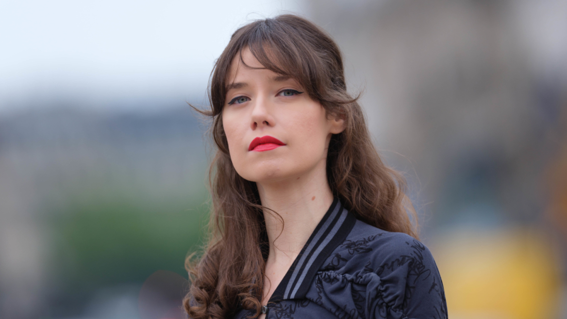 Wispy bangs: Η πιο εύκολη και ανάλαφρη εκδοχή στις αφέλειες για το καλοκαίρι
