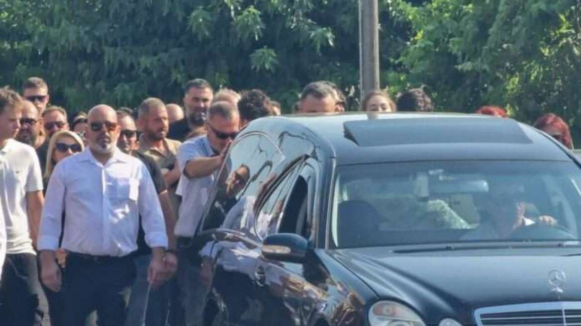 «Συγγνώμη που δεν κατάφερα να σε σώσω» - Στεφάνι στην κηδεία του 14χρονου έστειλε ο άνδρας που βούτηξε για να τον σώσει