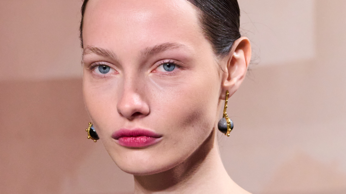 Lip Stain: Το must-have προϊόν για σταθερό χρώμα στα χείλη
