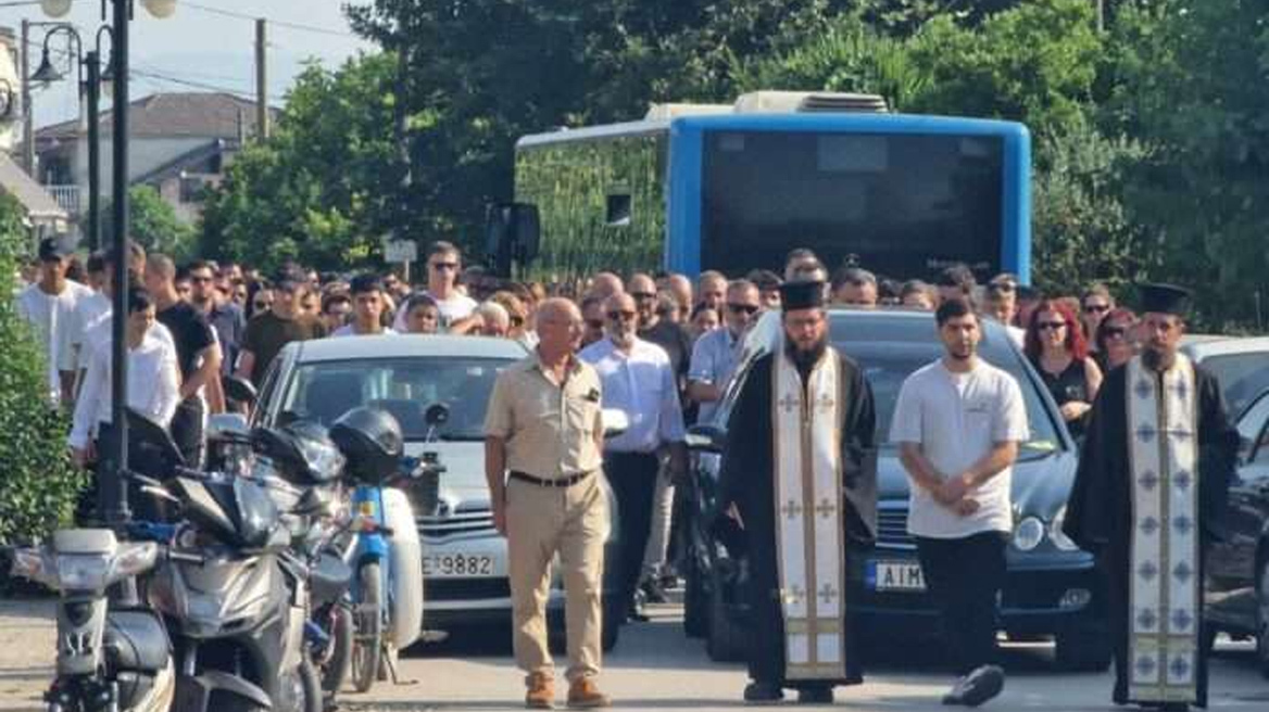 Σπαραγμός στην κηδεία του 14χρονου Σπύρου που πνίγηκε στον Άραχθο -  «Είχε ψυχή σαν καθαρό νερό,  έφυγε σαν ήρωας...»
