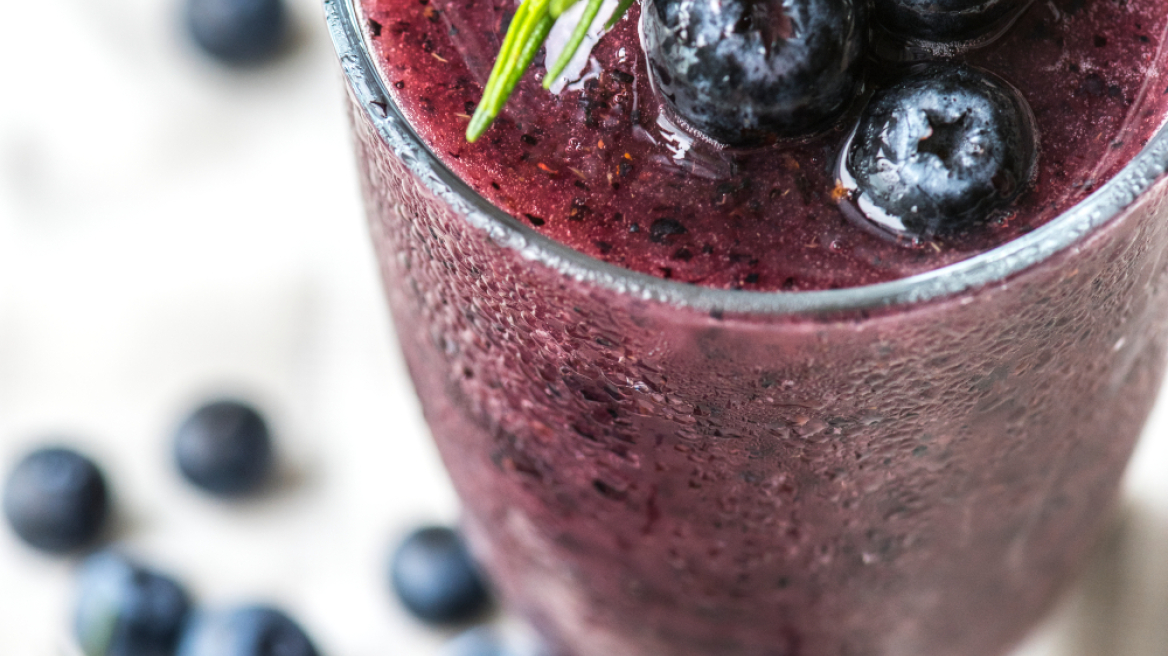 Δροσερό smoothie με τρία υλικά: Η μπανάνα και τα μύρτιλα σε πρώτο πλάνο