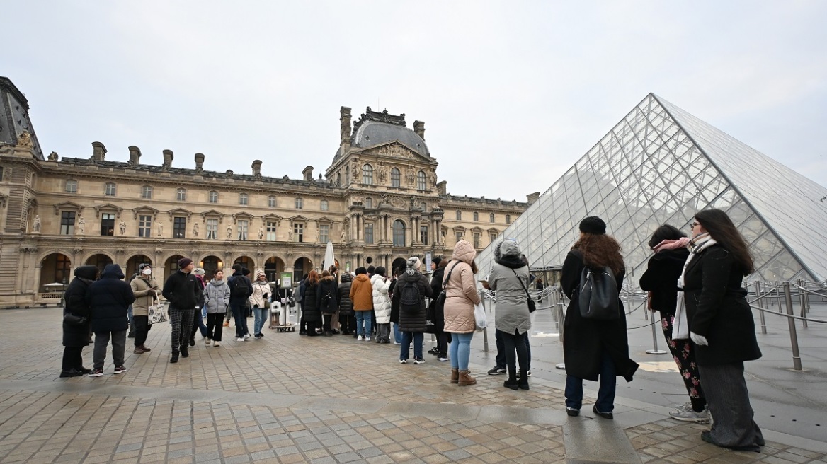 To Λούβρο κατάρρευσε από τον υπερτουρισμό: Απεργία των εργαζομένων έβαλε λουκέτο στο μουσείο
