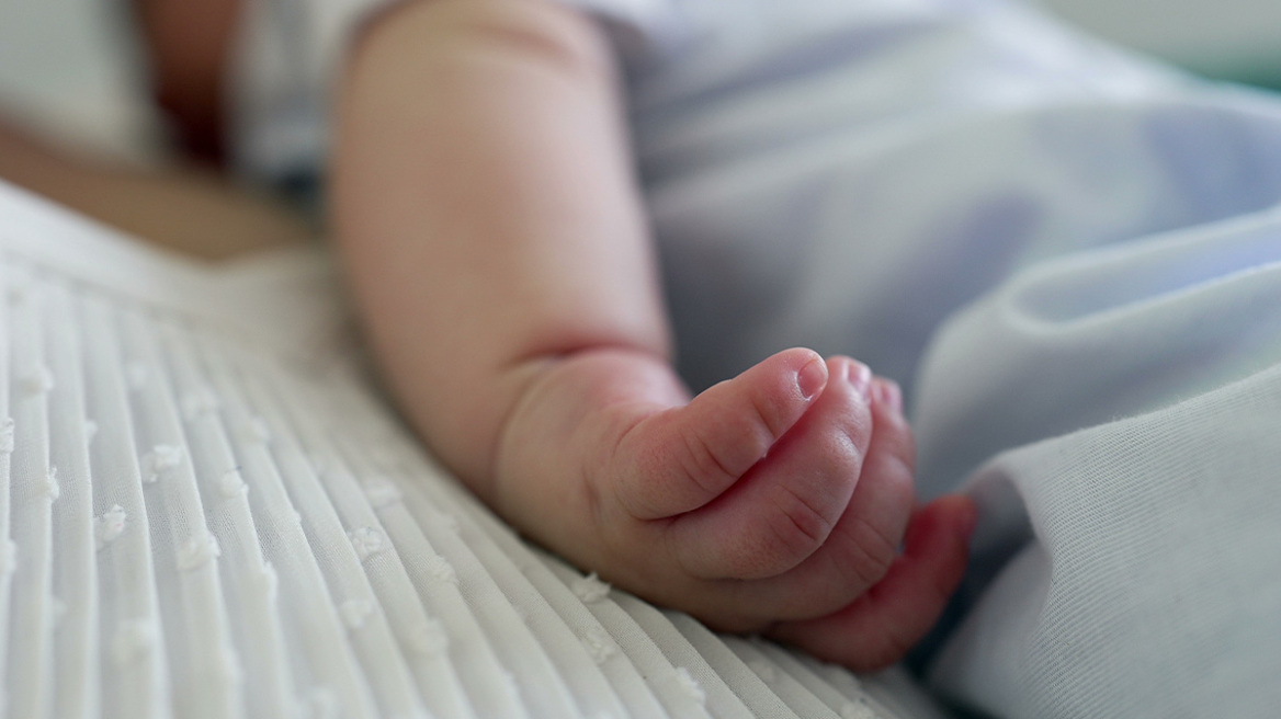 Σερβιτόρα στη Μυτιλήνη έριξε κατά λάθος καυτό τσάι σε βρέφος - Μεταφέρθηκε με αεροδιακομιδή και νοσηλεύεται στην Αθήνα 