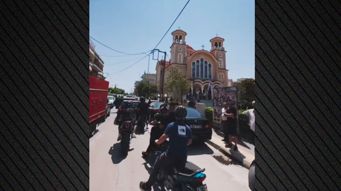 Θρήνος στην κηδεία του 16χρονου που σκοτώθηκε σε τροχαίο στη Λαμία - Τον αποχαιρέτισαν με λευκά μπαλόνια και μηχανάκια