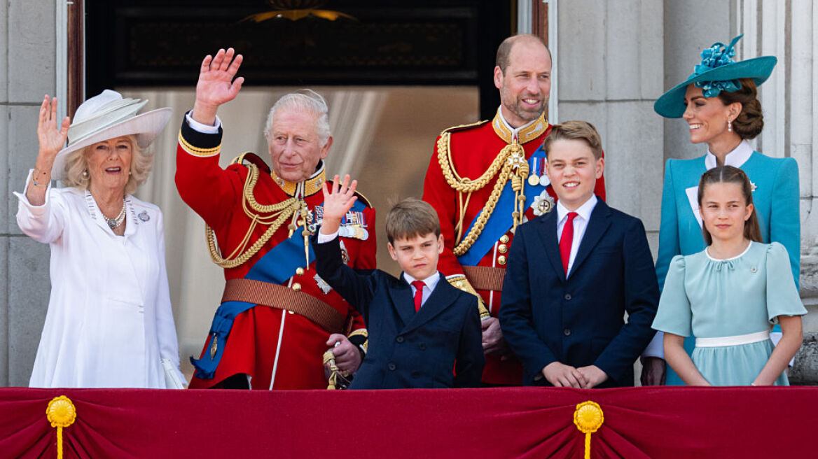 Οι δύο λέξεις που ψιθύρισε η Kέιτ Μίντλετον στα παιδιά της και στάθηκαν προσοχή στο Trooping The Colour
