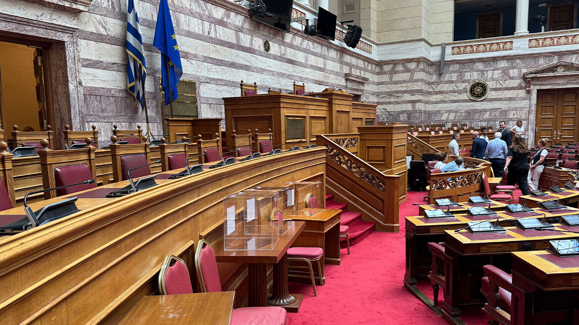 Βουλή: Προετοιμασίες για την πρωτόγνωρη ψηφοφορία για την Προανακριτική με 14 κάλπες - Πάνω από 12.000 ψηφοδέλτια