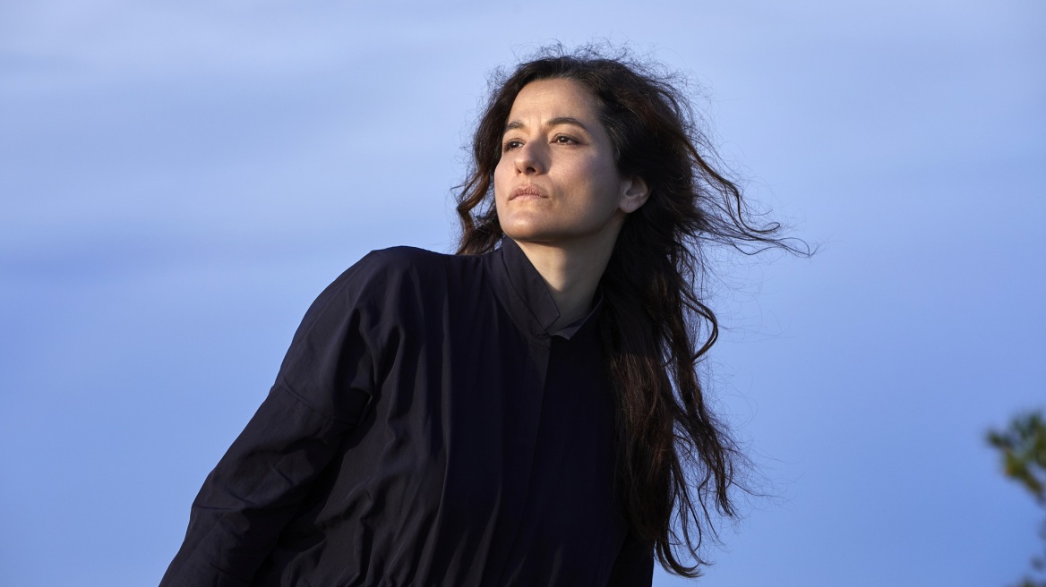 Αγγελική Τουμπανάκη: H βοκαλίστρια που κάνει μαθήματα μουσικής σε φυλακισμένες και διοργανώνει Φεστιβάλ για γυναίκες τραγουδά Μίκη Θεοδωράκη
