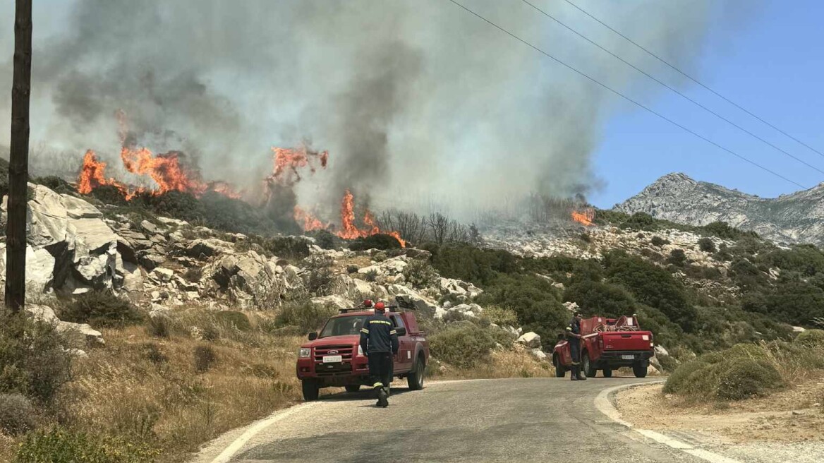 Μαίνεται η φωτιά στη Νάξο - Μεταβαίνουν δυνάμεις από Σύρο, Σαντορίνη, Πάρο, Πειραιά, δείτε φωτογραφίες