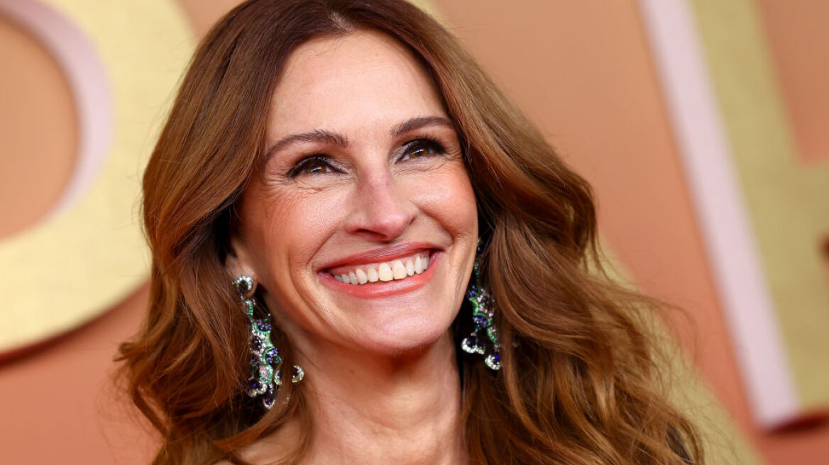 Η Τζούλια Ρόμπερτς με εντυπωσιακό σακάκι στο Old Trafford - Παρακολούθησε αγώνα ποδοσφαίρου