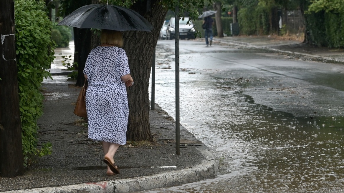 Καιρός: Μεσημεριανές μπόρες, καταιγίδες και 36άρια την Παρασκευή - Πτώση θερμοκρασίας το Σαββατοκύριακο