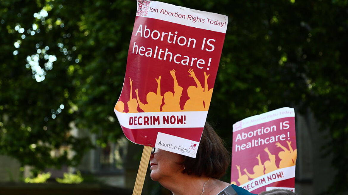 Βρετανία: Αποποινικοποιούνται οι αμβλώσεις – Καταργήθηκε νόμος που ίσχυε από τη βικτωριανή εποχή
